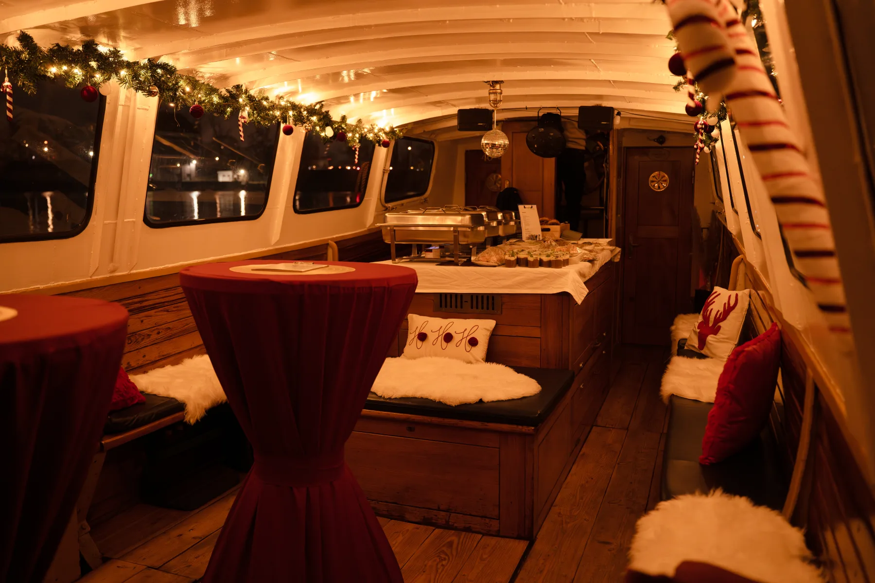 Weihnachtsfeier auf der Spree in Berlin